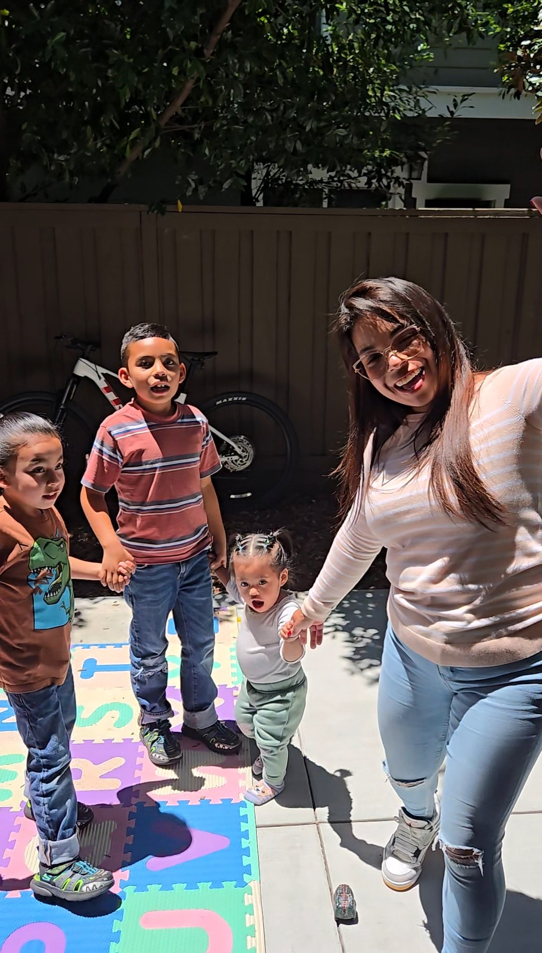 Katerin con los ni&ntilde;os